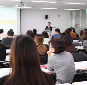 instructor-class-students-presentation